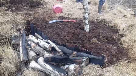 Ditch block made of logs, plastic sheet and peat